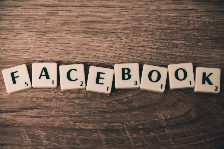 bokstaver-facebook-tre-brikker-scrabble
