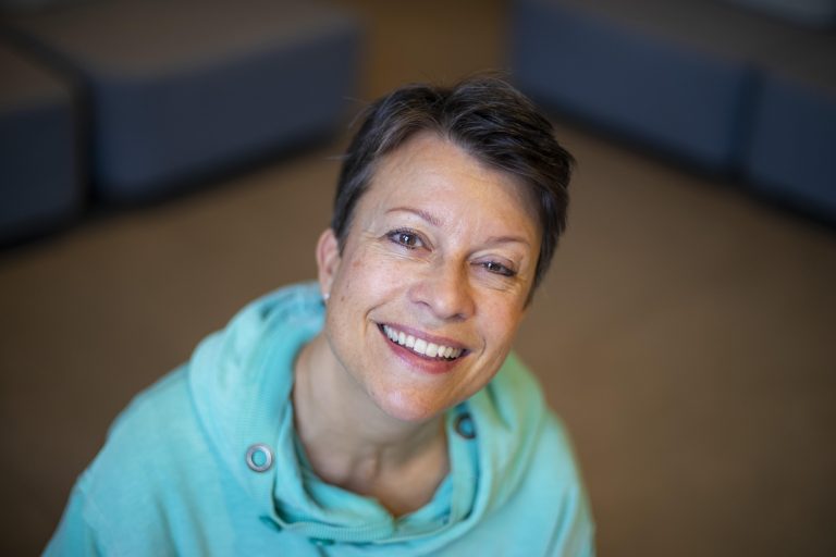 Tekstdoktor Christine Calvert er jurymedlem for NTBs språkpris. Foto: NTB
